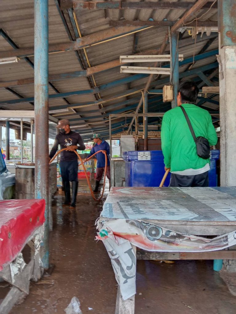 ล้างทำความสะอาดตลาดสดเทศบาลตำบลหนองหัวฟาน ประจำสัปดาห์